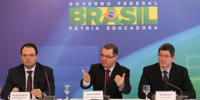18日にブラジリアで年金関連法について説明する（左から）バルボーザ企画相、ガバス社福相、レヴィ財相（Lula Marques/Agência PT）