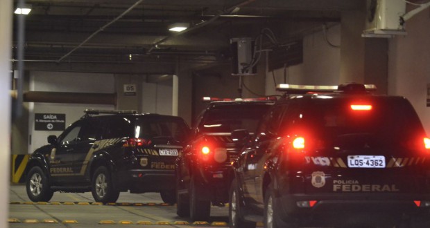 リオ市オデブレヒト社での任務を終えて駐車場を出る連警の車（Tânia Rêgo/Agência Brasil）