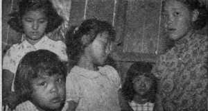 女性や子供もたくさん参加していた（パウりスタ新聞1954年12月日付き記事の写真より）