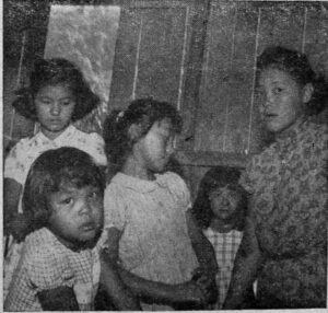 女性や子供もたくさん参加していた（パウりスタ新聞1954年12月日付き記事の写真より）