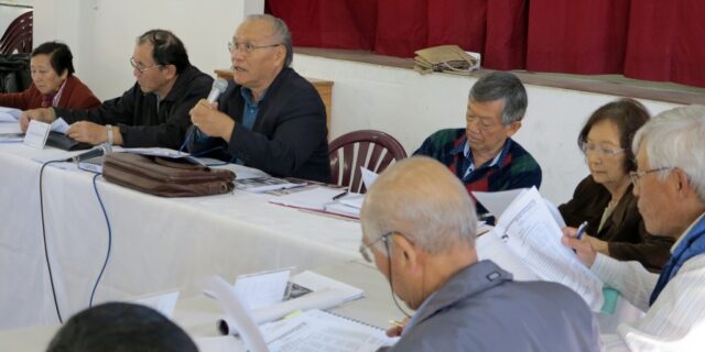 議事進行する山村会長