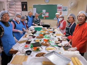 熟練の手さばきで料理を作る皆さん