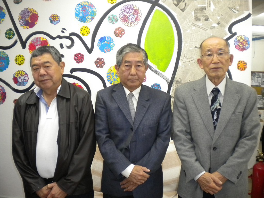 来社した（左から）吉村、西山、秀島さん