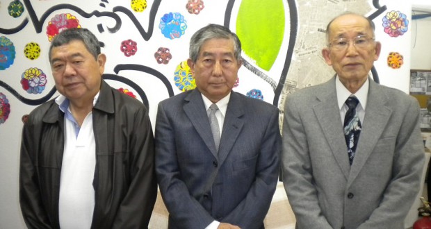 来社した（左から）吉村、西山、秀島さん