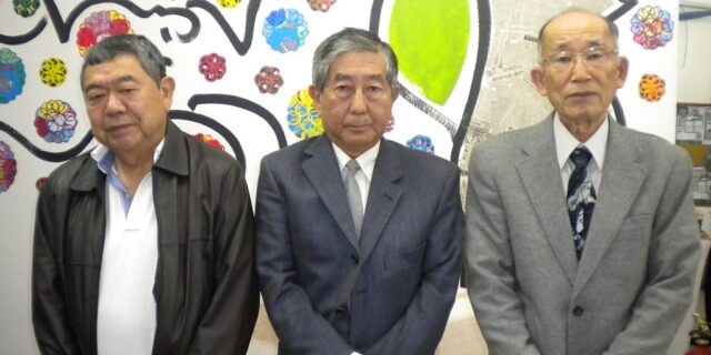 来社した（左から）吉村、西山、秀島さん