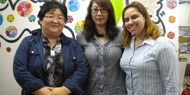 来社した（左から）松原、赤嶺文子、バルバラ・ダンタス・メンデスさん