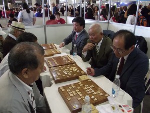 将棋コーナーの様子（右手前の男性が植山さん）