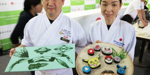 笹の葉の作品を手にする小川さん、モニカやピカチューの飾り寿司を持つ中川さん