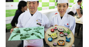 笹の葉の作品を手にする小川さん、モニカやピカチューの飾り寿司を持つ中川さん