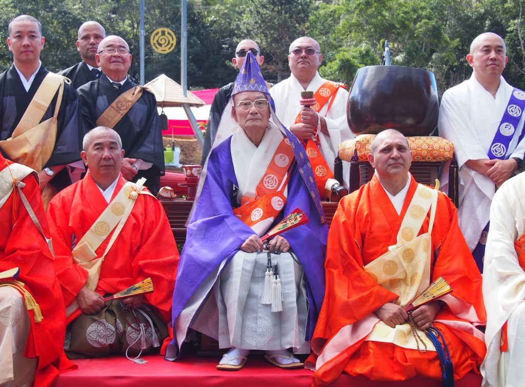 記念撮影する僧侶ら。中央が山内上人、その右隣がコレイア教区長