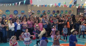 『ジュニナ祭』は６月祭のこと。ポルトガルのキリスト教の祝日に起源を発し、ブラジルでは収穫祭や冬至などと併せて祝う祭り。男の子はヒゲを描き、破れた麦藁帽子にチェックのシャツ、女の子はそばかすメイクにドレスを着てクアドリーリャという踊りをおどる。この時期、学校の恒例行事にもなっている。