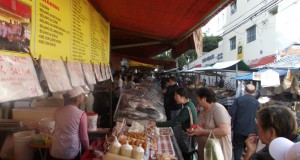 ブラジルでは『フェイラ』という朝市が曜日ごとに決まった場所で開かれ、朝早くから大勢の人で賑わう。新鮮な果物や野菜、肉、卵、日本人や日系人が多く暮らす地区では鮮魚も販売されている。