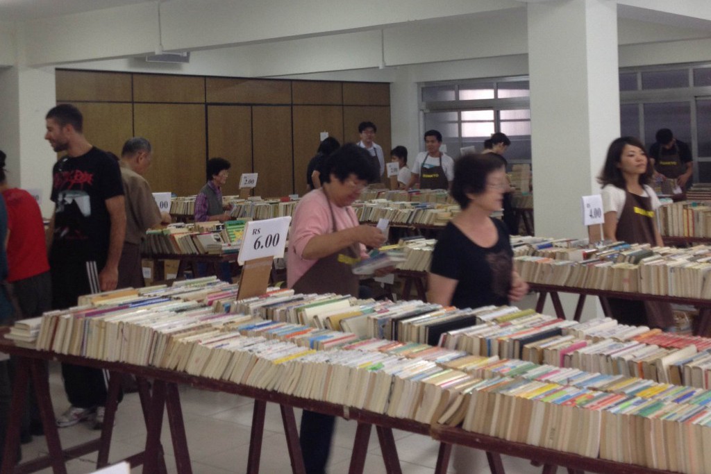 ブラジル・サンパウロにあるブラジル日本文化福祉協会で、毎年２回「古本市」が行われる。ブラジルでは日本語の本は値段が高く流通量も少ないため貴重で、古い本でも大事にされ、この古本市の時には大勢の人が日本語の本を買い求めにくる。