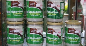 聖市ラッパ区の自然食品店「A Natureza」（住所＝Rua Joaquim Machado, 147、電話＝１１・３８６２・２４１２）で見つけたココナッツオイル。同店スタッフによれば、「ＣＯＰＲＡ」が「国内一のココナッツオイルメーカー」だそうだ。５００ｍｌで４９・９レアル。ミニサイズやオルガニコのものもある
