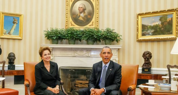 ６月末から７月１日までの訪米中で米国オバマ大統領（右）と歓談するジウマ大統領（左）（Roberto Stuckert Filho/PR）