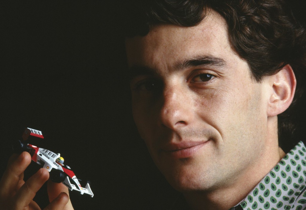 圧倒的な速さだけでなく、その甘いマスクでも人気の高かったアイルトン・セナ（By Instituto Ayrton Senna derivative work: Karpouzi [CC BY 2.0 (http://creativecommons.org/licenses/by/2.0)], via Wikimedia Commons）