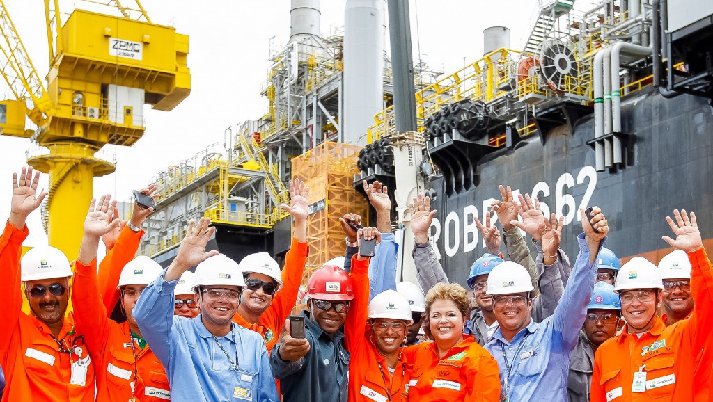 アトランチコ・スル造船所で新しく建造された石油採掘船Ｐ-62と従業員と共に完成を祝うジウマ大統領（Roberto Stuckert Filho/PR）