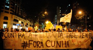 若者たちによる「クーニャ、やめろ」の垂れ幕（Fernando Frazão/Agência Brasil）