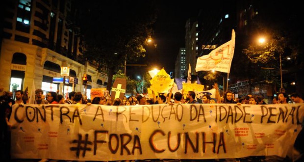 若者たちによる「クーニャ、やめろ」の垂れ幕（Fernando Frazão/Agência Brasil）
