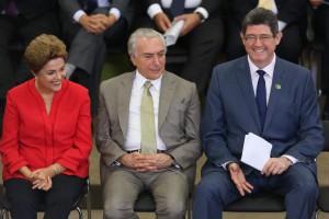 発表式典で横に並んだジウマ大統領、テメル副大統領、レヴィ蔵相（Foto: Lula Marques）