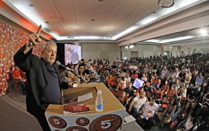 12日、サルバドールで開催されたＰＴ党大会で演説するルーラ前大統領。ここでエドゥアルド・クーニャ議長への不満が噴出した。（Foto: Ricardo Stuckert/Instituto Lula）