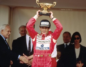 1992年にモナコ・グランプリで優勝したときのセナ（By Instituto Ayrton Senna derivative work: Karpouzi (This file was derived from: Senna 1992 Monaco.jpg) [CC BY 2.0 (http://creativecommons.org/licenses/by/2.0)], via Wikimedia Commons）