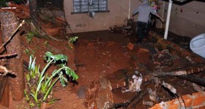 地面が陥没し倒壊の危機に瀕する家屋（Divulgação/Defesa Civil do Paraná）