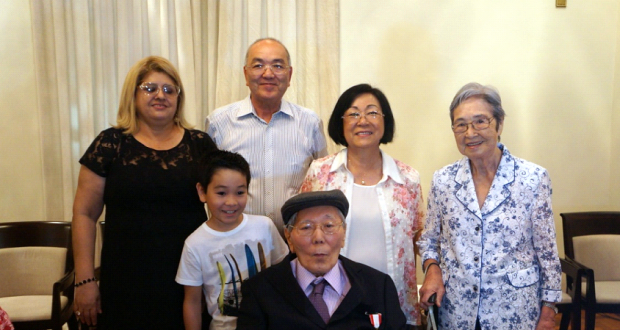 家族と平成25年度叙勲者（右＝ロンドニア州ポルトヴェーリョ市在住）との記念撮影