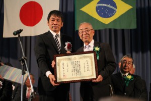 副島副知事（左）から賞状を受け取り、笑顔を見せる松尾さん