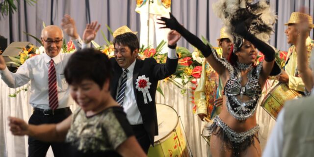 中倉議長（左）や副島副知事（中央）もサンバ隊に交じり笑顔を見せた
