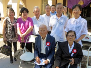 前列中央が平川さん、右が妻良江さん