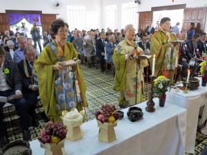 法要の様子。左から岡山導師、梶原総長、梶原導師