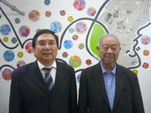 （左から）市川会長、橋浦さん