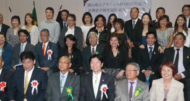 １０５周年を祝う伊原木知事（前列中央）と関係者