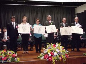 功労者表彰を受けた（左から）渡辺さん、小林さん、加藤さん（代理）、荒井さん、柴田さん（代理）