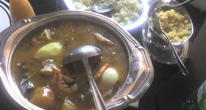 『ツクピー』とはマンジョッカ（キャッサバ）の根の絞り汁で、舌先や唇に痺れ感を感じさせる液のこと。この液で鶏肉や鴨を煮込むのがブラジルの先住民インディオの料理。