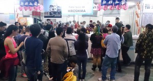 ブラジルのサンパウロで毎年開催される日本人県人会連合会主催の日本祭りでは、各県人会が郷土色を販売し、日系、非日系人を問わず多くの人が行列を作って買い求める。