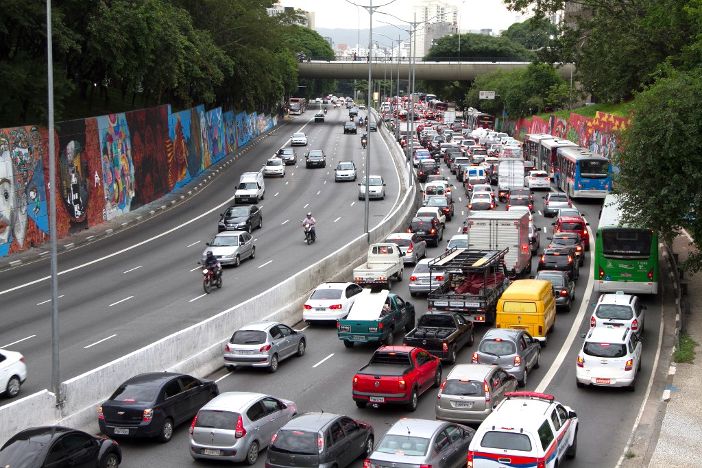 通勤・帰宅時間に主要道路は渋滞となり、なかなか車が動かないことも。サンパウロ市の中心部では、月曜日から金曜日には車両ナンバーによる時間帯規制も行われているが、それでも渋滞緩和とはならない。