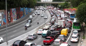 通勤・帰宅時間に主要道路は渋滞となり、なかなか車が動かないことも。サンパウロ市の中心部では、月曜日から金曜日には車両ナンバーによる時間帯規制も行われているが、それでも渋滞緩和とはならない。