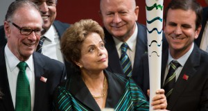 聖火のトーチを手に持つジウマ大統領（Marcelo Camargo/Agencia Brasili）