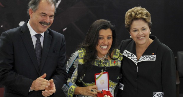２０１２年に文化功労賞を受賞し、ジウマ大統領（右）らに祝福されるレジーナ・カゼ（中）（Antonio Cruz/ABr - Agência Brasil）