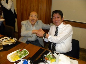 懇親夕食会で江頭元会長（左）から歓迎を受ける副島副知事（県連事務局提供）