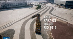 五輪まで「＃あと１年」とアピールするリオ市広報写真（Renato Sette Camara/Prefeitura do Rio）