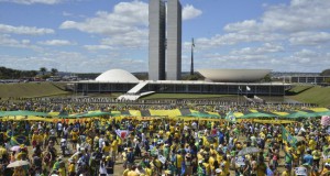 １６日のマニフェスタソンで議会前に集まった人たち(Antonio Cruz/Agência Brasil)