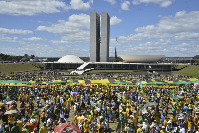 １６日のマニフェスタソンで議会前に集まった人たち(Antonio Cruz/Agência Brasil)