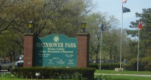 アイゼンハワー公園入り口。この公園内の退役軍人記念園に慰安婦の碑が設置されている。(wikipedia／Sullynyflhi~commonswiki)