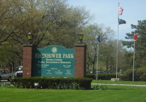 アイゼンハワー公園入り口。この公園内の退役軍人記念園に慰安婦の碑が設置されている。(wikipedia／Sullynyflhi~commonswiki)