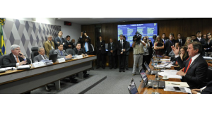諮問会でのジャノー氏（左側写真手前）と同氏に質問するコーロル元大統領（右側写真手前）（Geraldo Magela/Agência Senado）