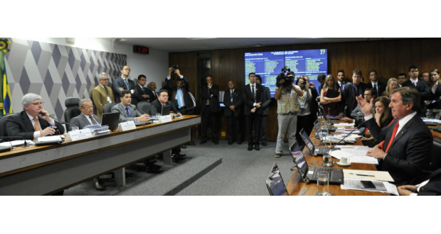 諮問会でのジャノー氏（左側写真手前）と同氏に質問するコーロル元大統領（右側写真手前）（Geraldo Magela/Agência Senado）