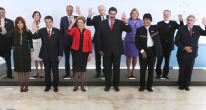 ７月１７日のメルコスール首脳会議で一堂に会した大統領ら（前列右から２人目がボリビア大統領）